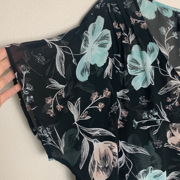 Torrid Black Floral Short Sleeve Semi-Sheer Blouse Size 0 - Picture 5 of 11